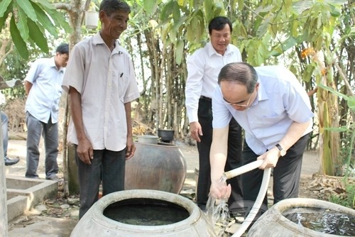 Nguyen Thien Nhan offre des cadeaux à des familles méritantes de Tra Vinh - ảnh 1